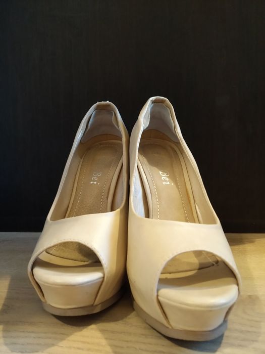 Бежови обувки на висок ток