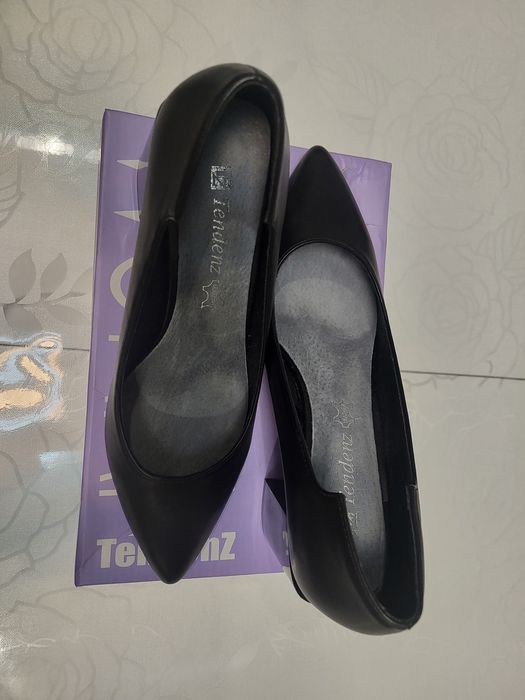 Два чифта черни обувки