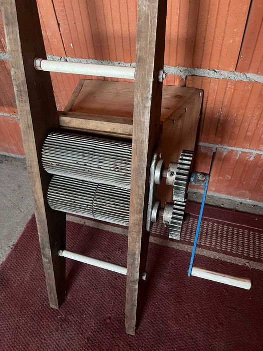 Zdrobitor struguri - role metalice și cadru stejar