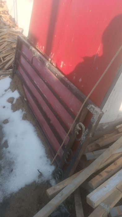 Красный Забор с черными балками