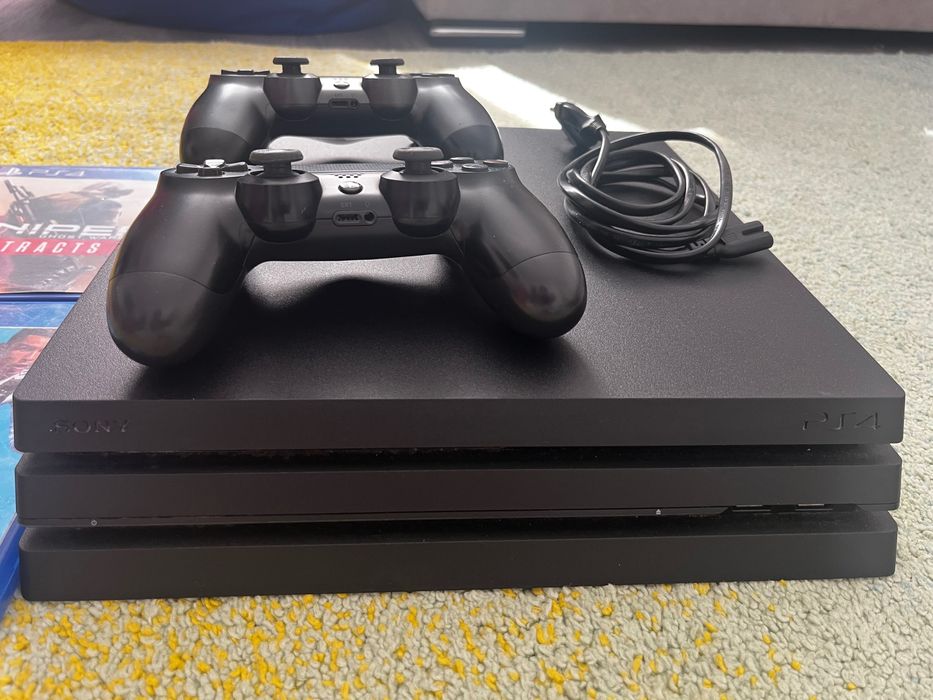 PlayStation 4 PRO 1T cu 3 jocuri
