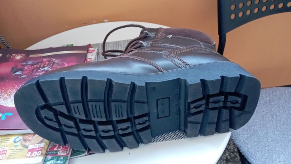 Продавам обувки 47 номер и кубинки 48 номер.Състояние : нови.