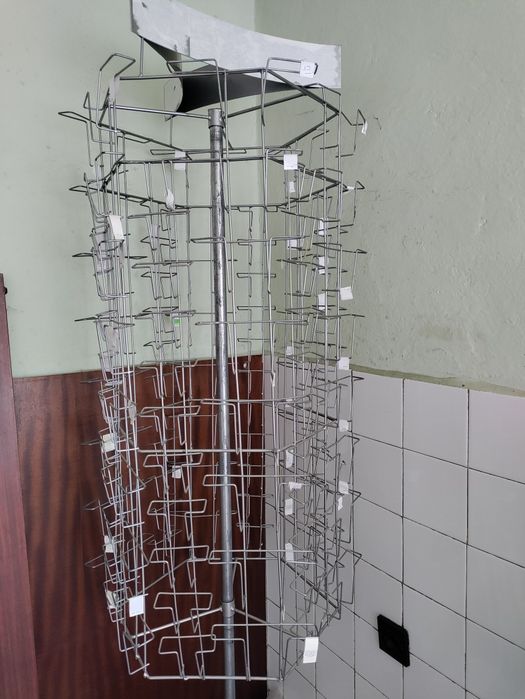 Продавам метален въртящ стелаж за картички вис.160см.шир.50см.