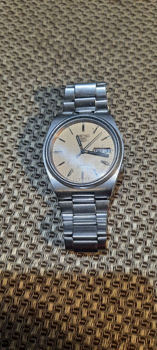 Оригинален Seiko  5 с датник и ден от седмицата на два езика