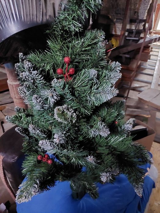 Brad attificial si diferite ornamente de vinzare