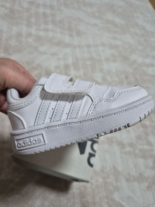 Обувки Nike носени от непроходило дете