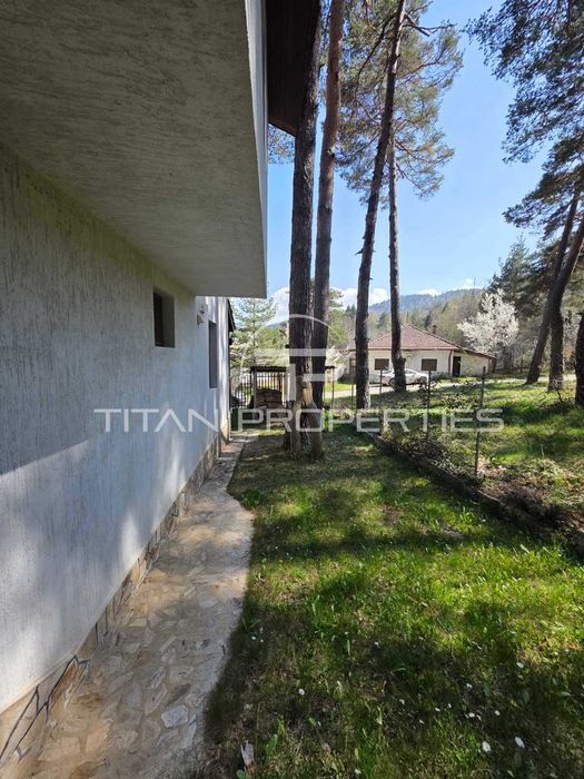 Двуетажна обзаведена къща с два гаража в Цигов чарк