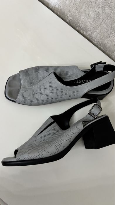Продам босоножки 37 р