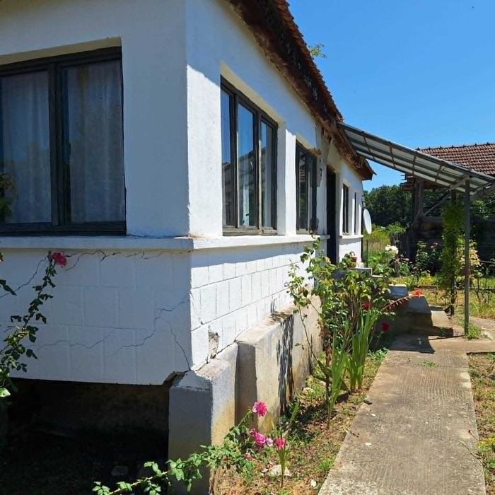 Casa veche 61 mp locuibila cu teren de 3534 mp