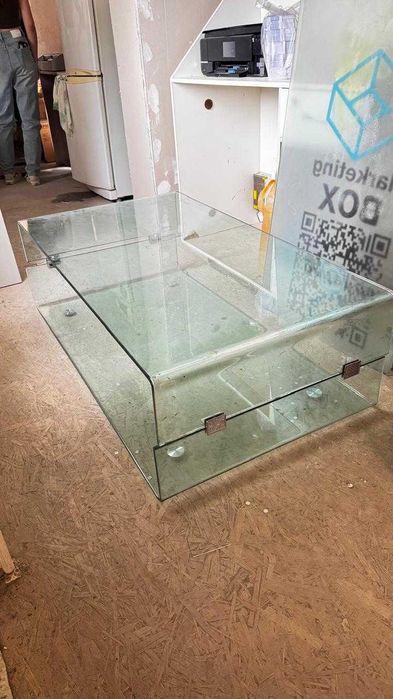 продам стеклянный стол журнальный