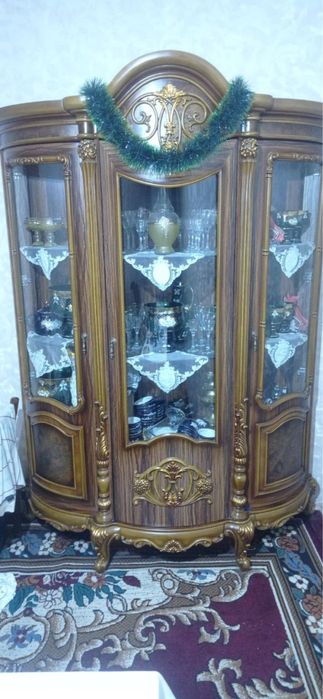 Хитой мебели(стенка,комод)