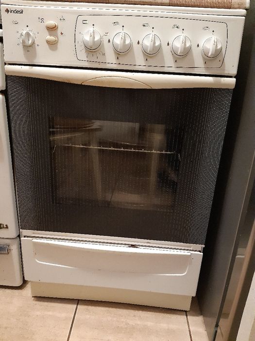 Vând aragaz tip Indesit
