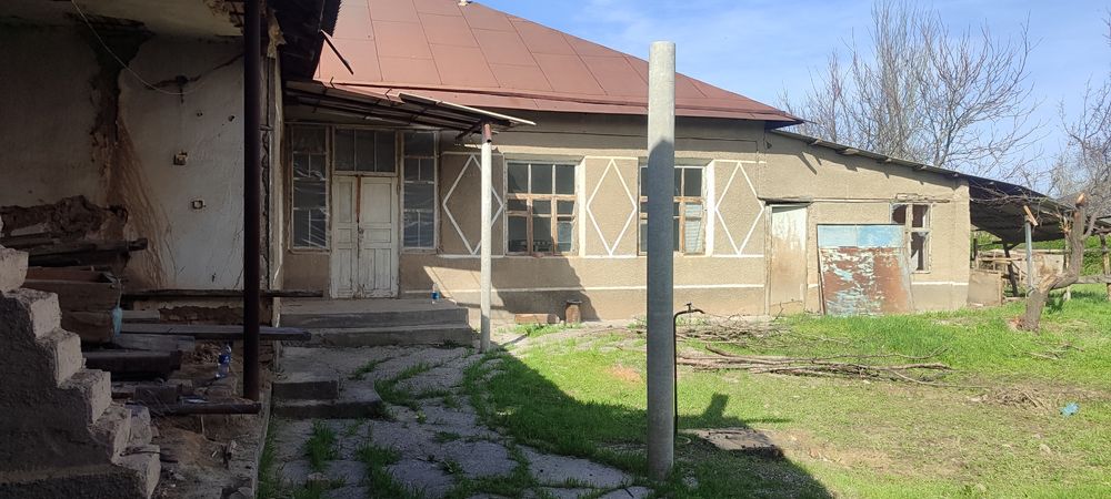 Үй, участок сатылады.