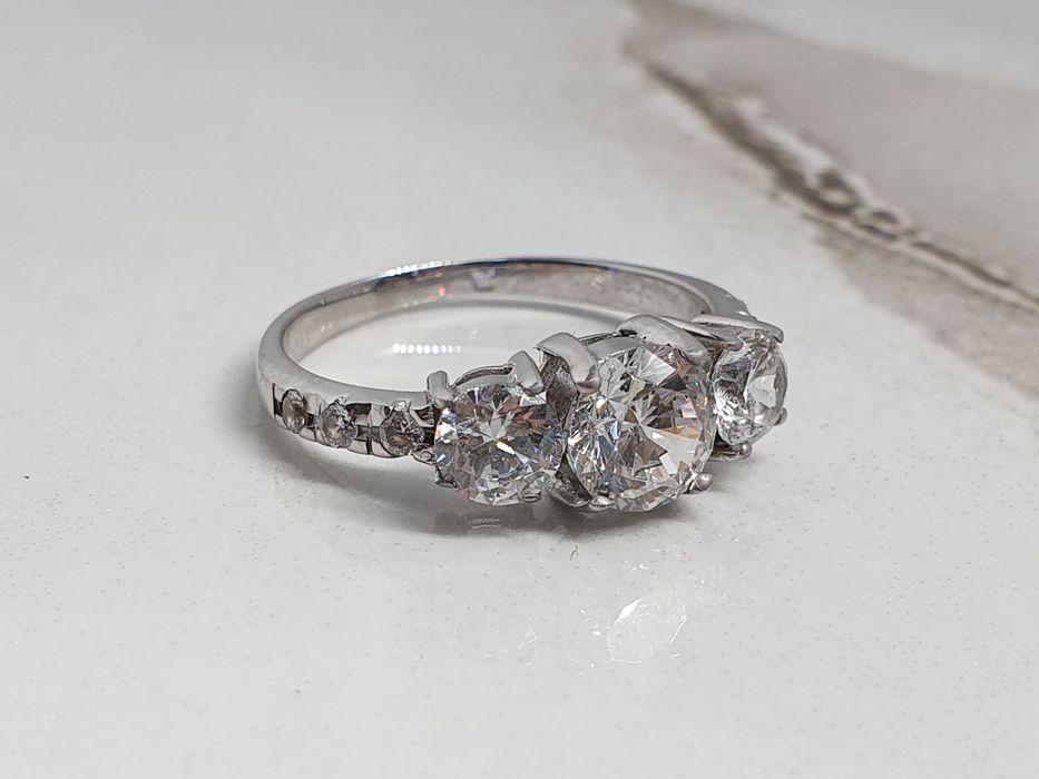 Inel din aur alb de 14K cu 3 pietre semiprețioase albe – mărimea 56