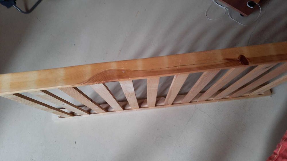 Подарява се дървено детско креватче