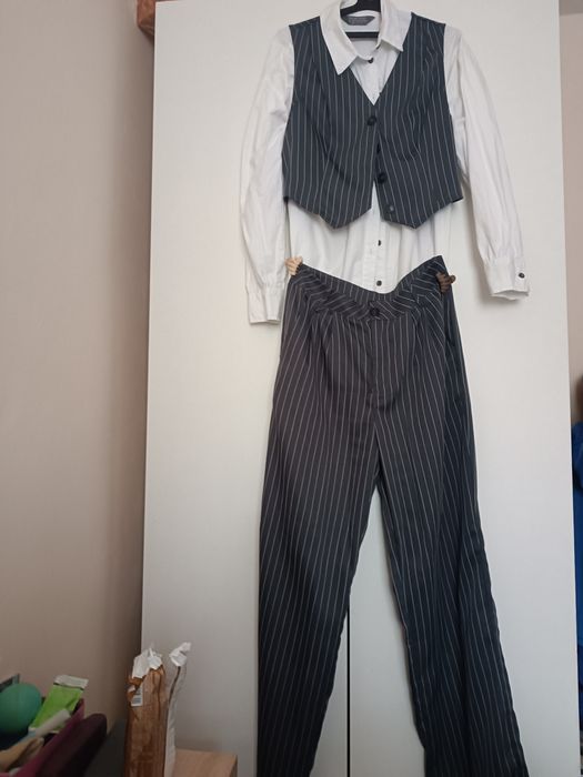 Елегантен дамски костюм