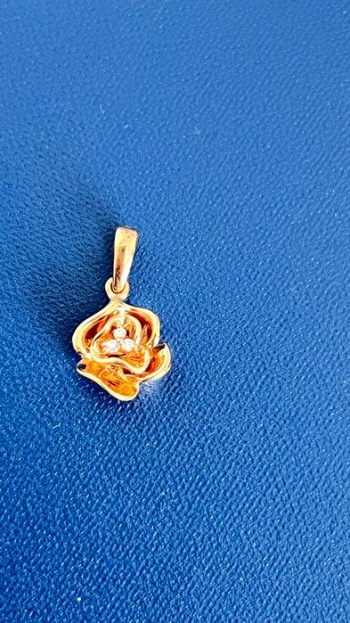 Pandantiv din aur 750 cu diamante naturale – 1,02 g, 1 cm, stare excelentă