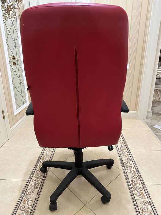 Кресло офисное, красное