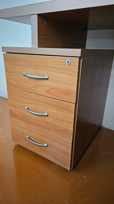 Продается комплект мебели для офиса или дома