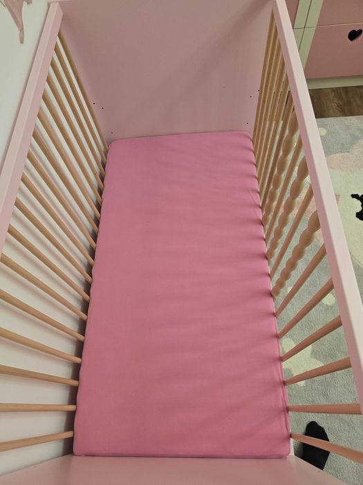 Patut bebelusi si copii cu sertar reglabil in functie de varsta din lemn roz (IKEA) + saltea spuma memorie