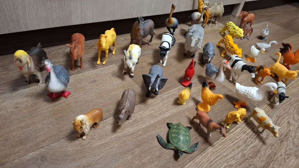 Игрушки животные дикие и домашние.