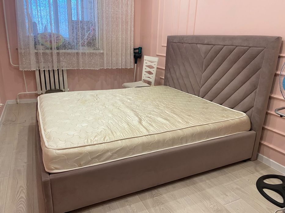 Продам кровать с матрассом.