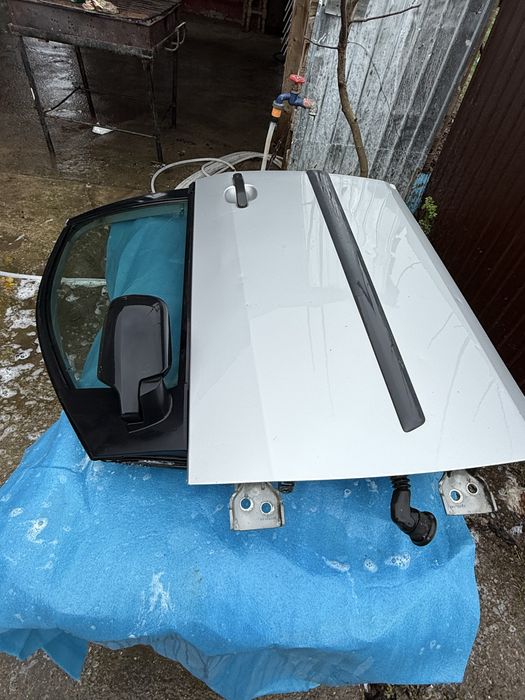 Se vinde urgent usa ford fiesta 2005 la super pret compatibila si cu modele mai noi 2006-2007-2008