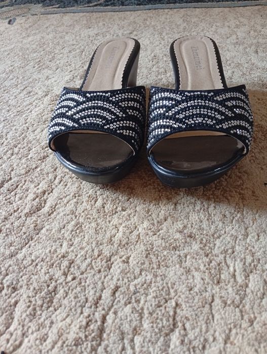 Продам детскую обувь