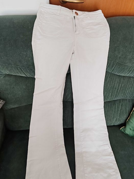 Vând jeansi albi massimo dutti