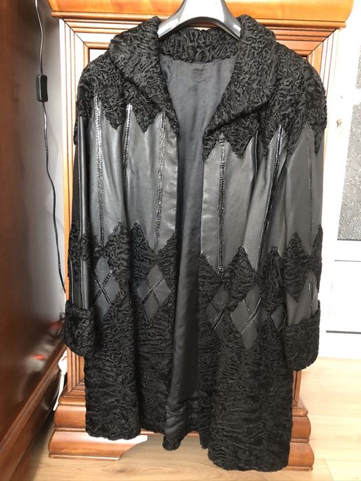 Haina astrahan negru in combinatie cu piele, dama, marimea 50-52