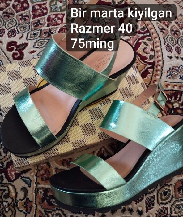 Oyoq kiyimlar sotiladi