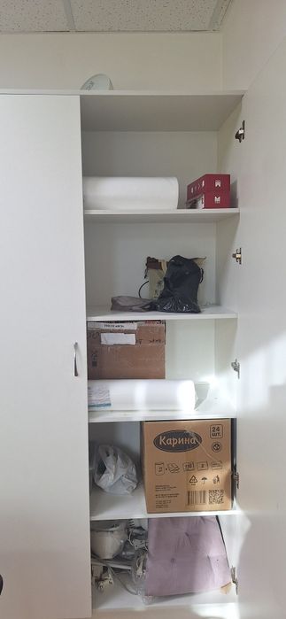 Большой белый шкаф