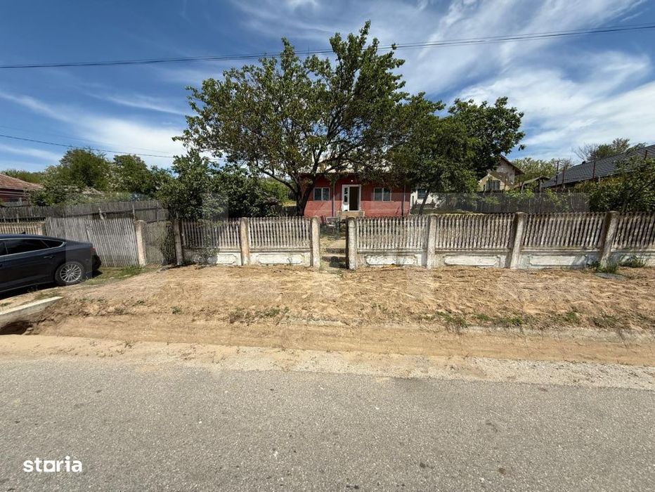 Casa partial renovata, 60 mp, 6000 mp teren, zona Georocu Mare
