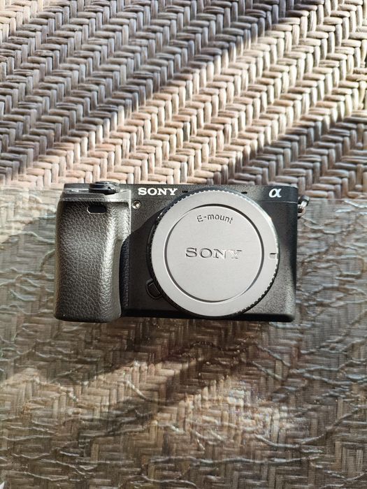 Камера Sony A6400 + 3 батерии със зарядно + аксесоари