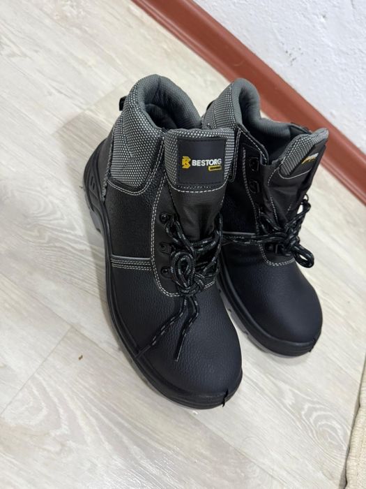 Продам новые спецботинки