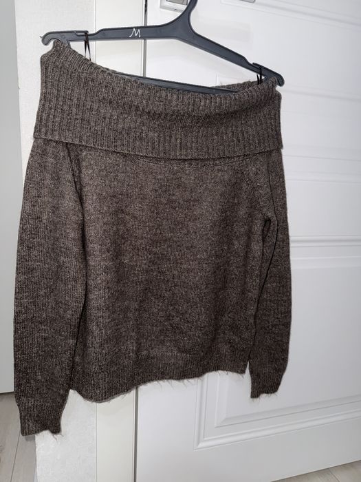 Кофта с открытыми плечами