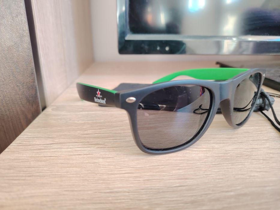 Слънчеви очила Heineken в черно и зелено.