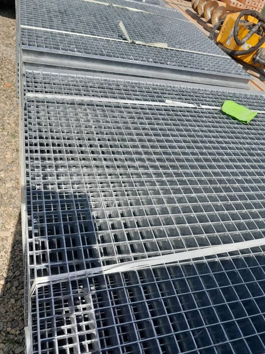 Trepte si gratare zincate ,avem pe stoc mai multe modele si dimensiuni