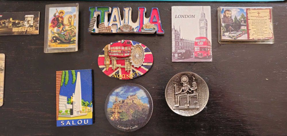 Colectie souveniruri - clopotei + lingurite + magneti frigider