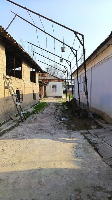 YuqoriChirchiq Tumani Qirsadaq maxallasi birinchi linyada Joylashgan