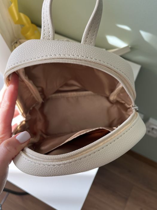 Дамска раница в бежов цвят