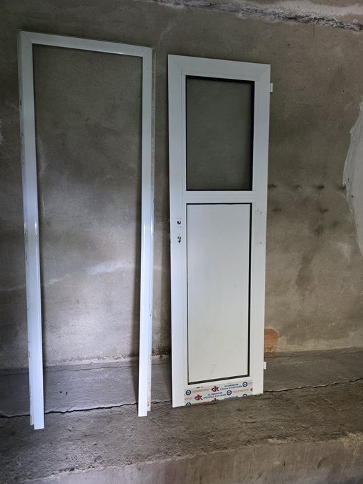 Продавам алуминиева врата за баня