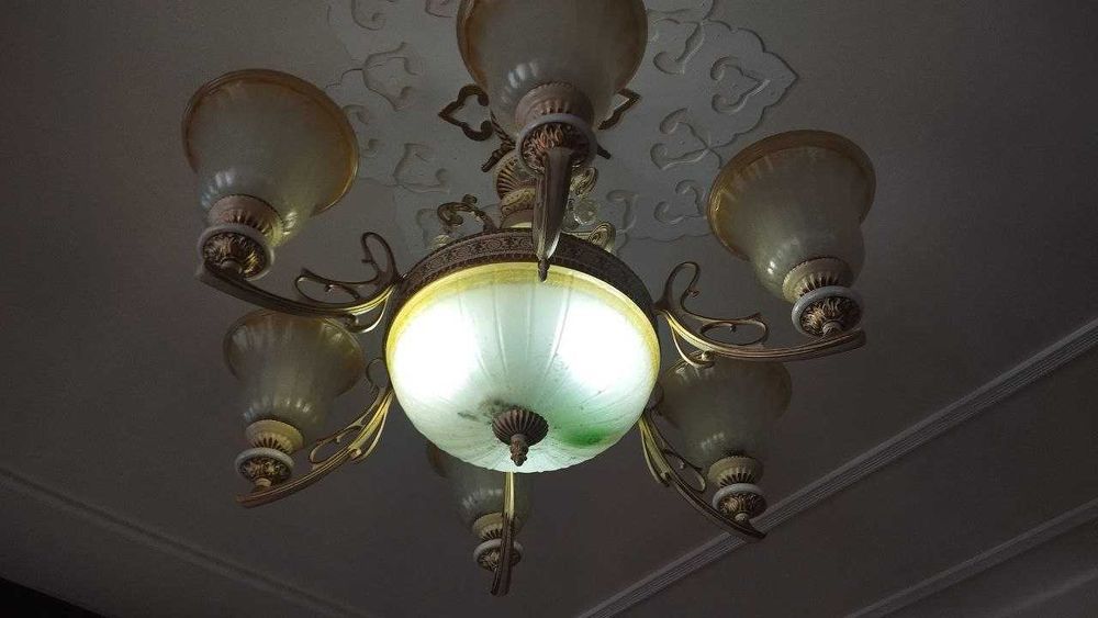 продам 2 одинаковых люстра 9 ламп