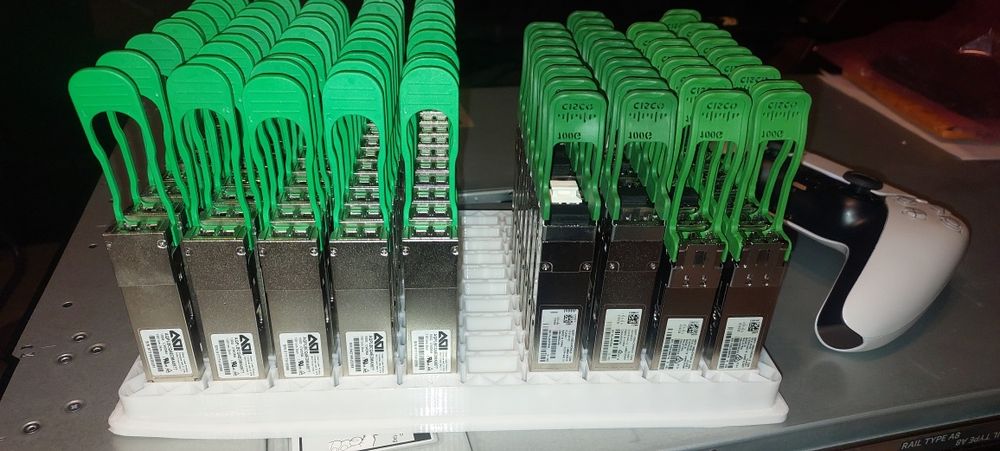 Modul Optic QSFP28 100G Cwdm4 2Km SMF AOI AQPLBCQ4EDMA0877