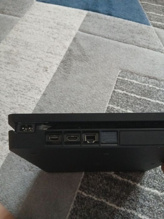 Vând playstation 4 în stare bună