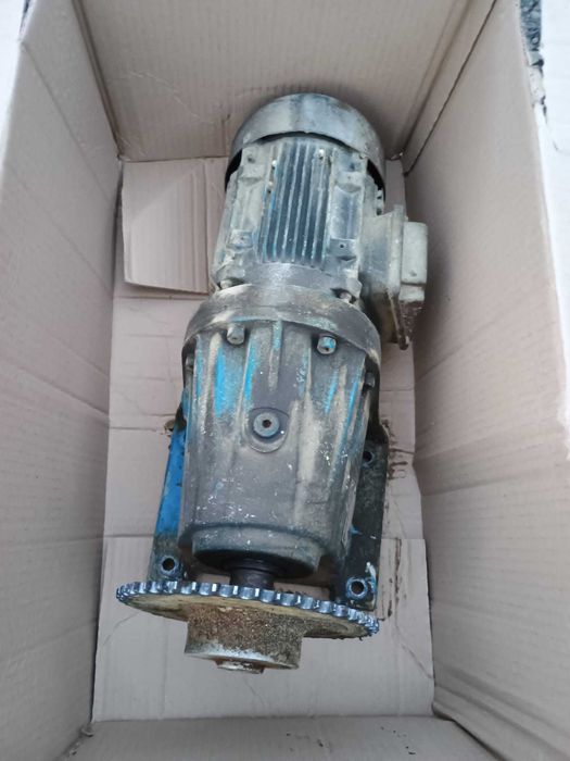 Doua motoare cu reductoare