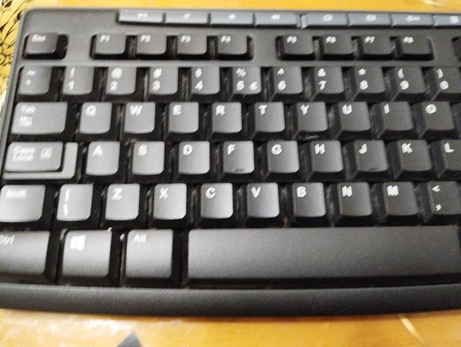 2 Logitech wireless și cu cablu