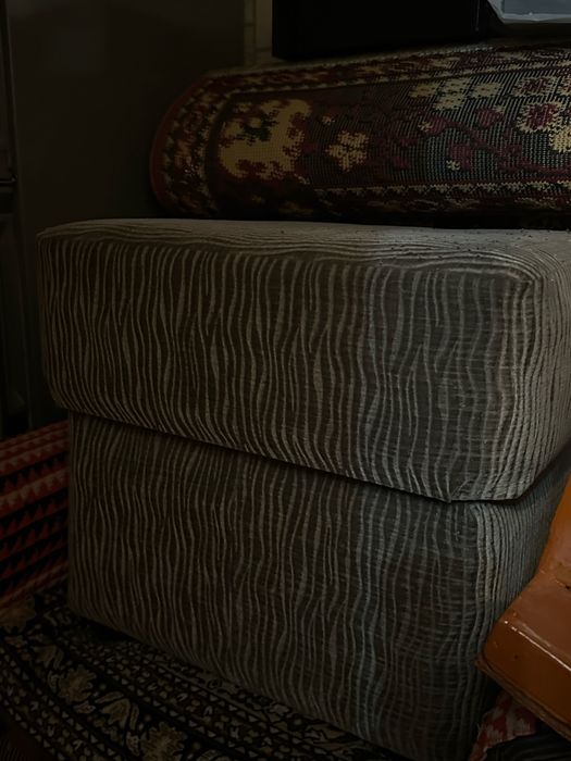 Пуфики на ножках , открывается крышка