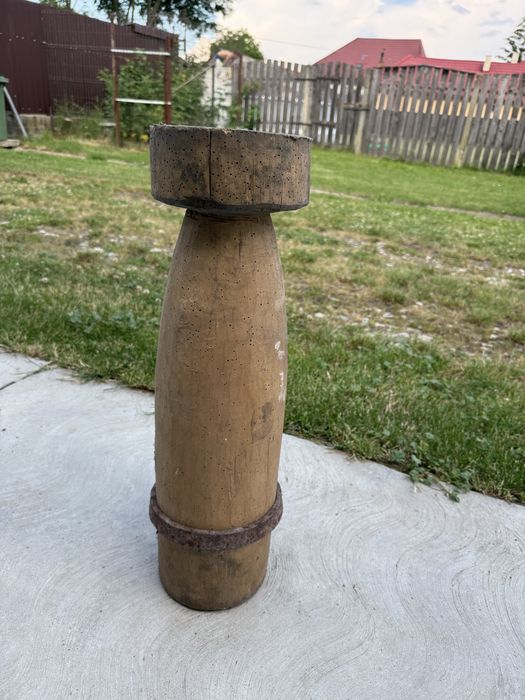 Piua veche din lemn masiv cu armătură metalică