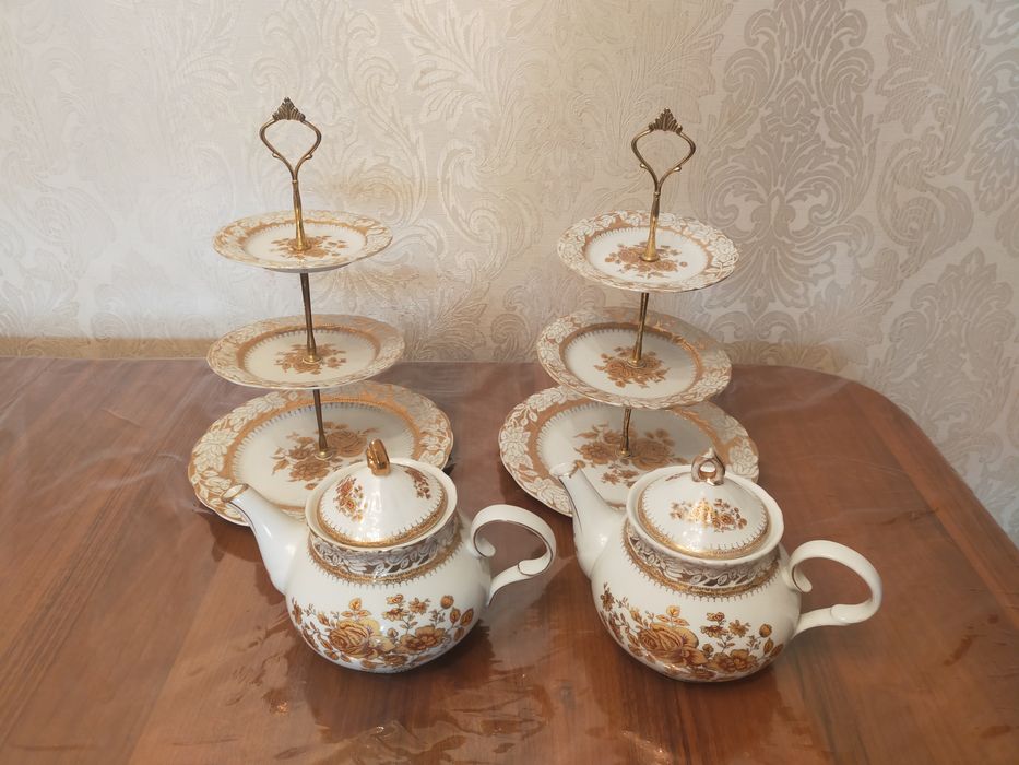 Менажницы 2 штуки . 2 чайника